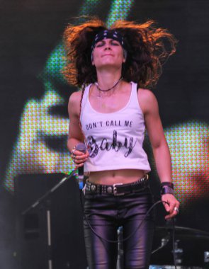 Solist elinde bir mikrofon ile.