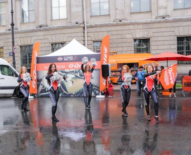 Kız asfalt üzerinde bir grup tarafından konuşma.