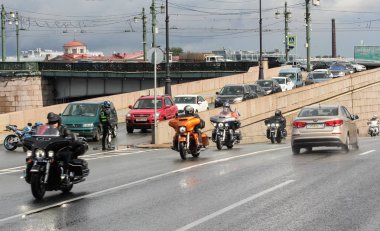 Motocycles hareket halinde bir grup.