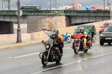 İnsanlar üzerinde motosiklet bayraklı.