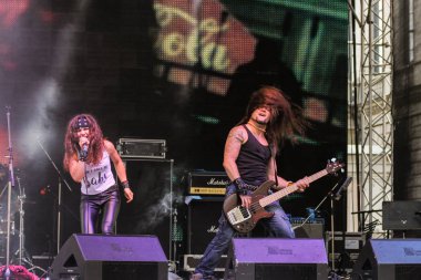 Sahnede bir rock grubunun performans.