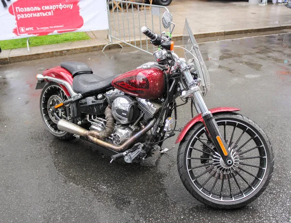 Motocicleta na chuva . — Fotografia de Stock