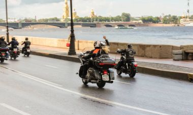 Motosiklet Dvortsovaya set biniyor.