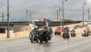 Bir grup yolda motosikletçi maskesi.
