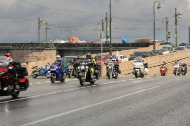Bir grup yolda motosikletçi maskesi.
