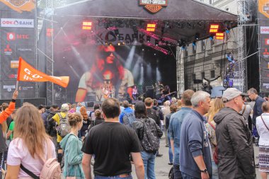 Müzikal performans ziyaretçilere.