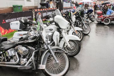 Bir dizi büyük yol motosiklet.