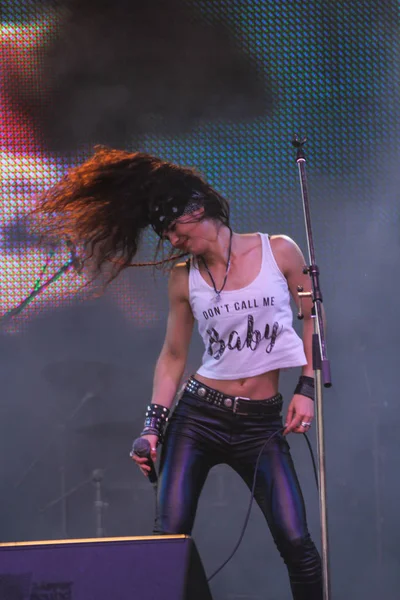 Duman rock grubunda solist.