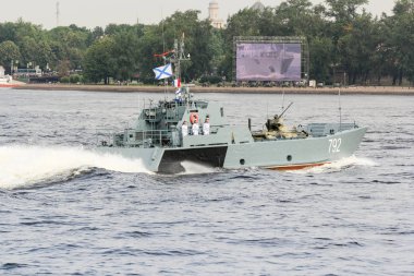 Yüksek hızlı düşük görünürlük tekne hareket halinde.