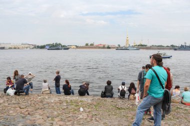 İnsanlar sahilde geçit töreni izlerken.