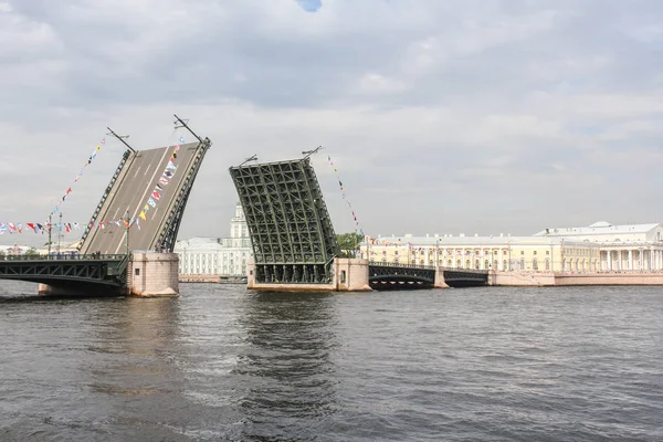 Raised spans of the Palace Bridge. — Stock Photo, Image