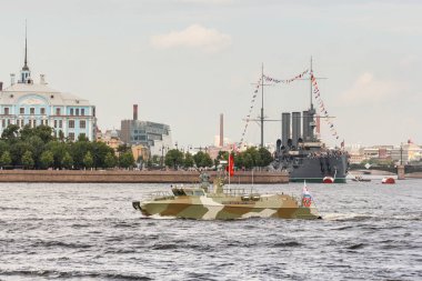 Kruvazör Aurora karşısında bir iniş tekne.