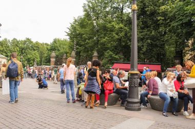 Kalabalık turist Mikhailovsky Garden.