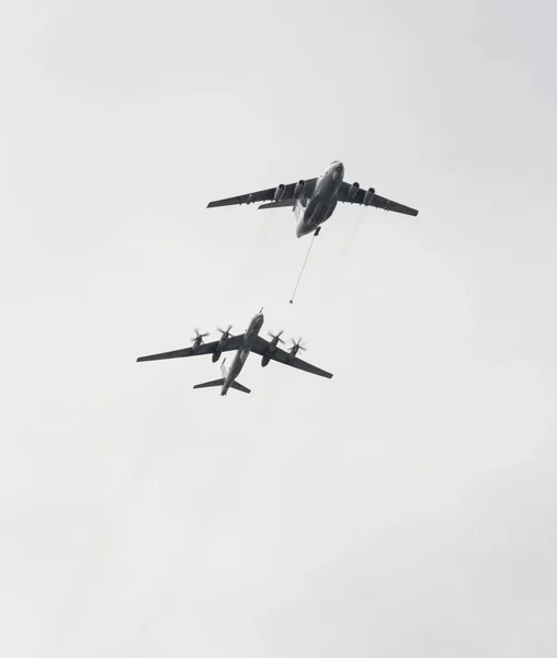 Savaş uçakları gökyüzündeki bir çift. — Stok fotoğraf