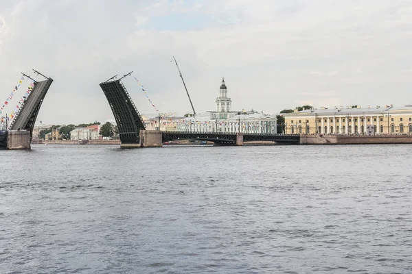 Die erhöhten Spannweiten der Palastbrücke. — Stockfoto