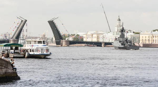 Neva Palace Bridge, su alan bir gemi. — Stok fotoğraf