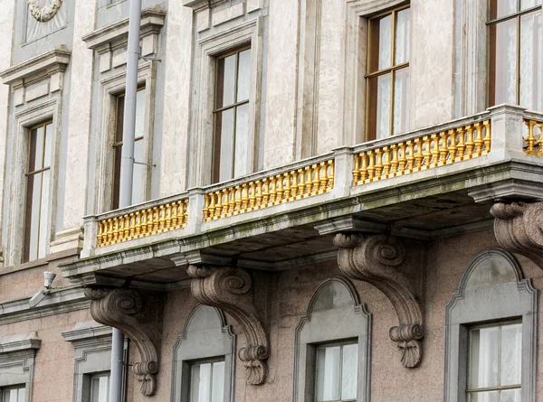 Balcony with gold plated balusters. — Stock Photo, Image