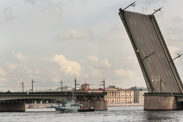 Katonai csónak jön ki a híd alatt. — Stock Fotó