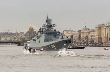 Tekne gemi yaklaşıyor.