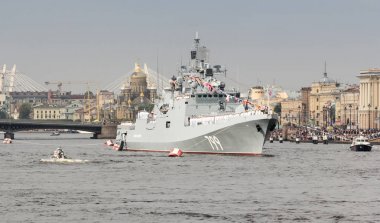 Gemide bir mürettebat ile bir gemi.