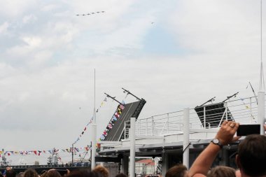 İnsanları hava gösterisi izlemek.