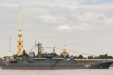 Petro-Pavlovsk kalenin önünde bir savaş gemisi.