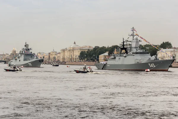 Barcos de combate a cubierto en los barcos . —  Fotos de Stock