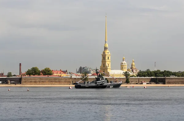 Rakete Militärboot auf der Festung Petro-Pawlowsk. — Stockfoto