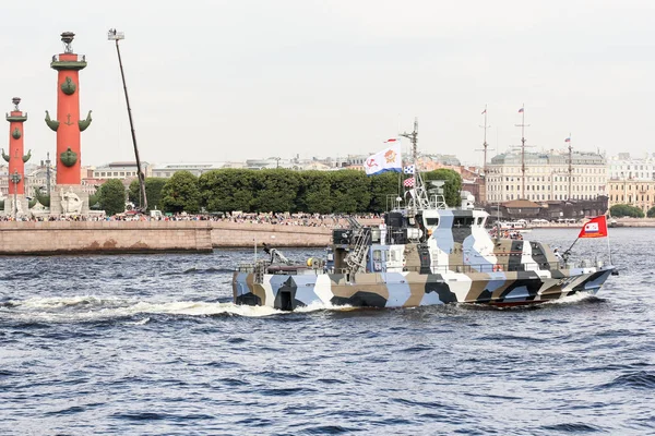 Военная лодка на параде . — стоковое фото