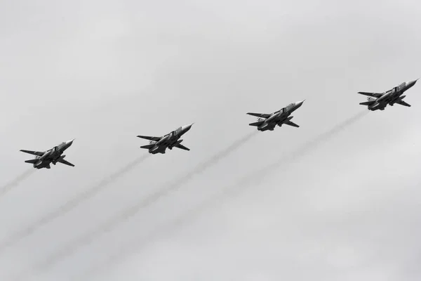 Cuatro aviones de combate en el aire . — Foto de Stock