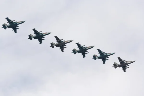 Aviones de combate con misiles bajo sus alas . —  Fotos de Stock