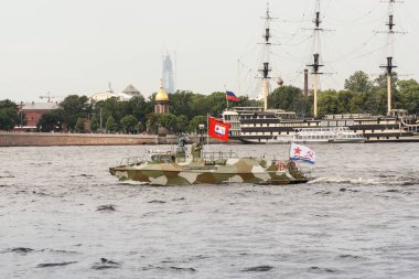 Bir açılış tekne direği gemi önünde.