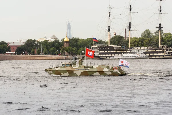 Una barca di atterraggio di fronte alla nave albero . — Foto Stock