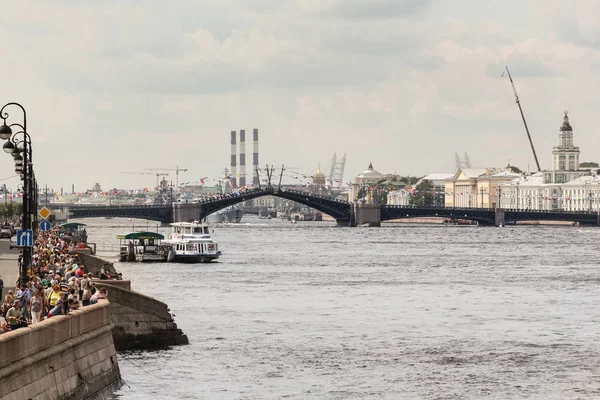 Zárás a megszorít-ból a Palace Bridge. — Stock Fotó