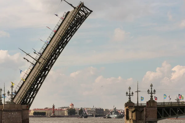 Emelt span a Szentháromság-híd. — Stock Fotó