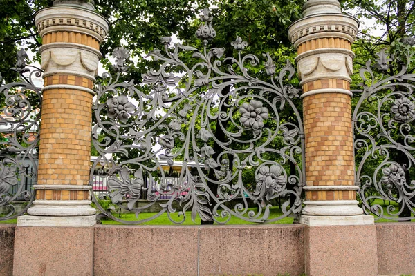 La célèbre clôture du jardin Mikhailovsky . — Photo