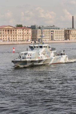 Bir savaş tekne hareket halinde.