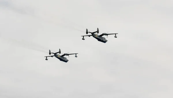 Ein Paar Marineflugzeuge in der Luft. — Stockfoto