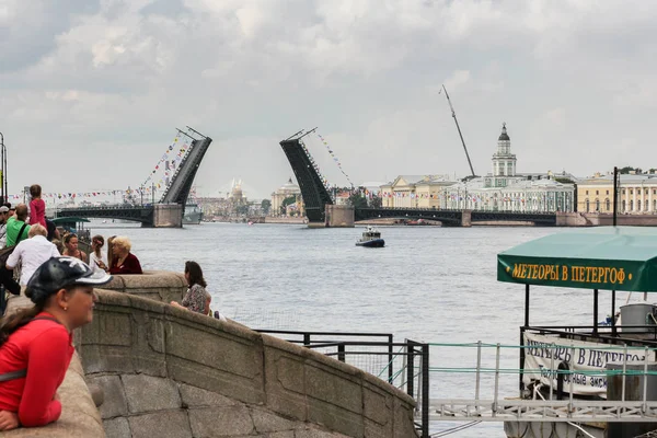 Vodní plocha řeky Něvy u mostu Palace. — Stock fotografie