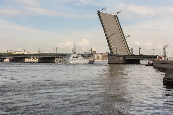 A hajó halad az öntödei híd. — Stock Fotó