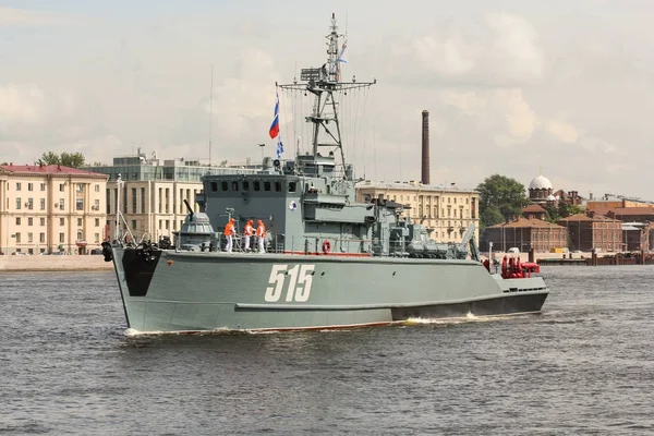 Een oorlogsschip gaan langs de dijk. — Stockfoto