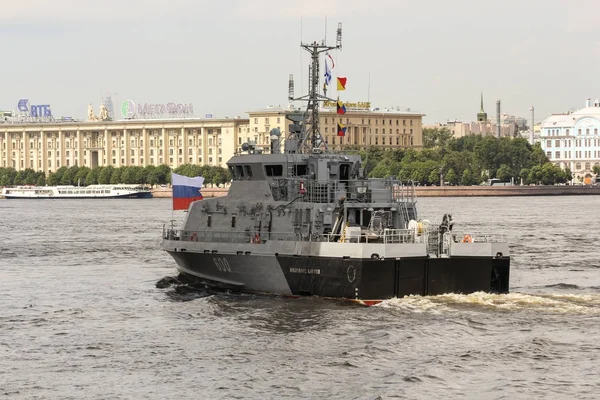 Slag bij boot tegenover de Petrovskaja kade. — Stockfoto