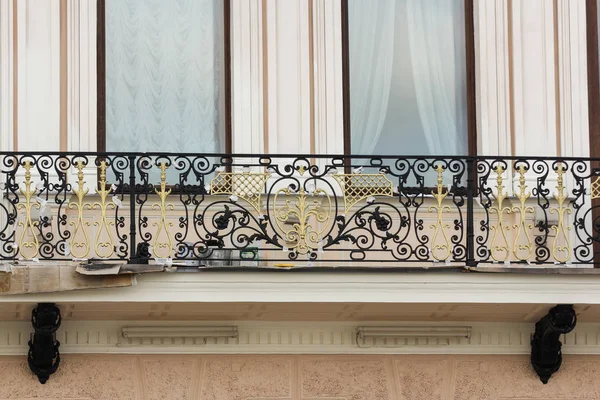 Bir süslü balkon çit. — Stok fotoğraf