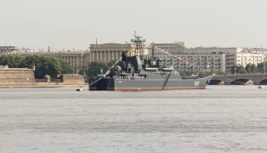 Trol gemide mürettebat ile.