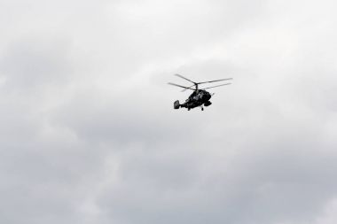 Havada savaş helikopteri.