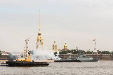 Gemi duman sahilinde.