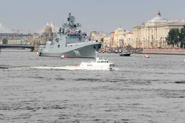 Şehrin deniz geçit töreni.