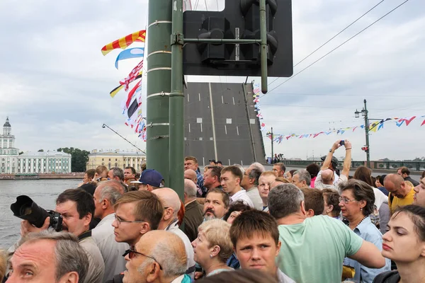 Deniz geçit töreninde kişilik bir kalabalık.