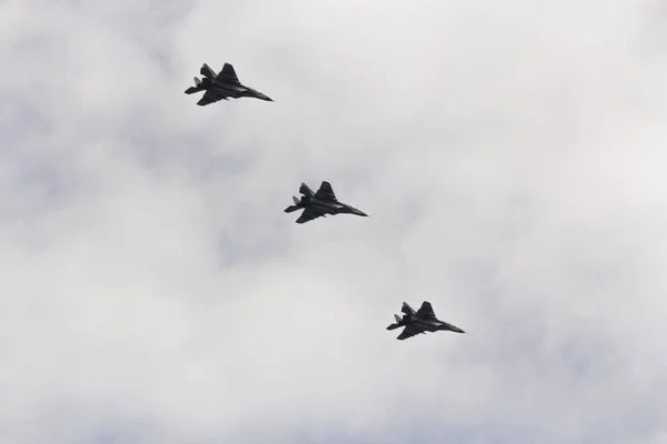 Tři bojová letadla na obloze. — Stock fotografie