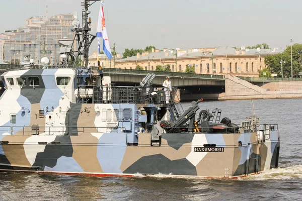 Een boot van de slag op de aanpak van de brug. — Stockfoto